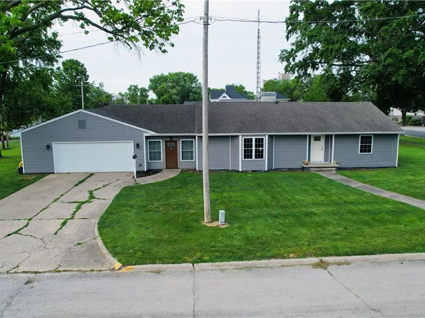 202 W 3rd St, Assumption, IL 62510