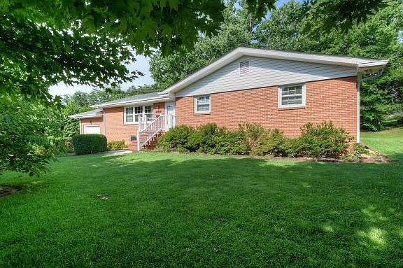 2nd image of 2224 N Greenwood Dr
