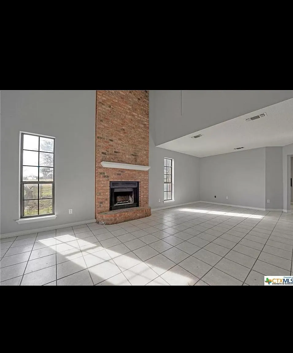 3 bed, 1604 sqft, $1,900 — Photo 4