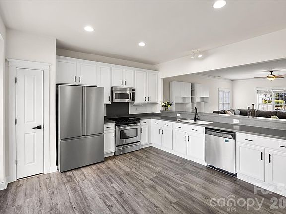 3rd image of 15440 Goodwood St