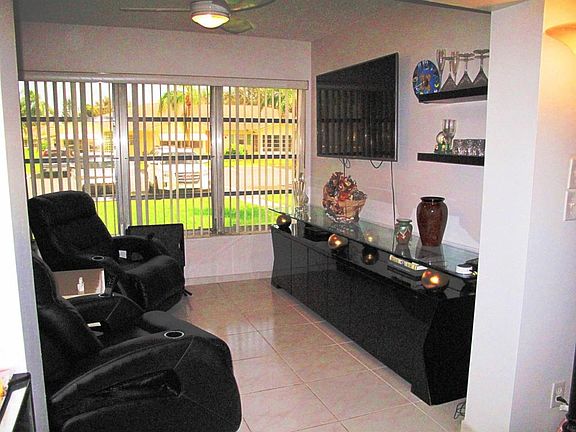 Enclosed level floor Florida room under