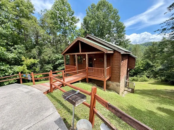 3852 Katelyns Ln, Sevierville, TN 37876