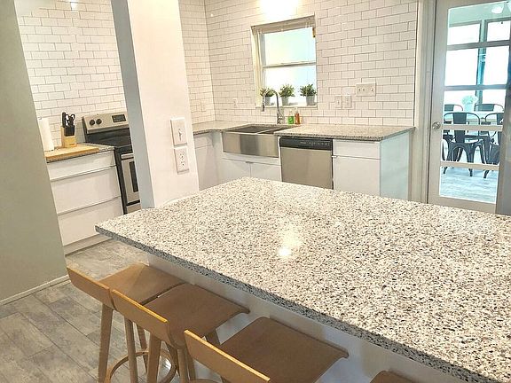 Kitchen - Breakfast Counter
