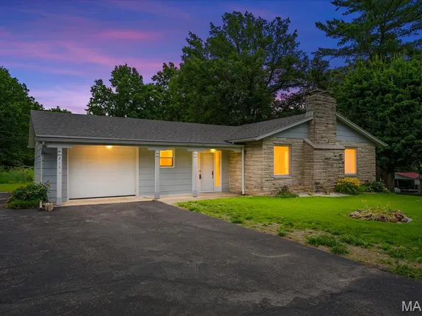 215 Lowell Dr, Columbia, IL 62236