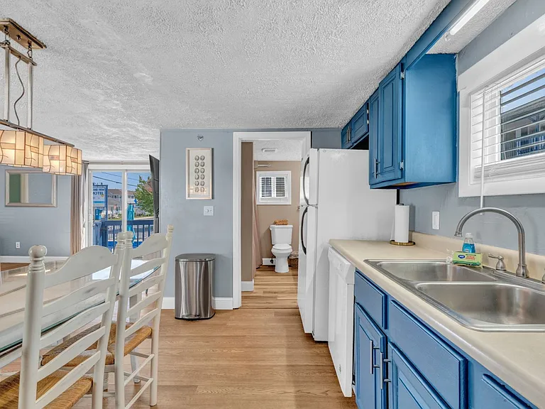 174 East Grand Avenue - Cottage — Photo 5