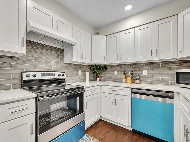 1221 Elinore Dr — Photo 10