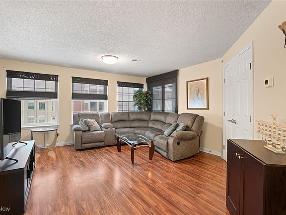 3rd image of 200 Fox Hollow Dr APT 209
