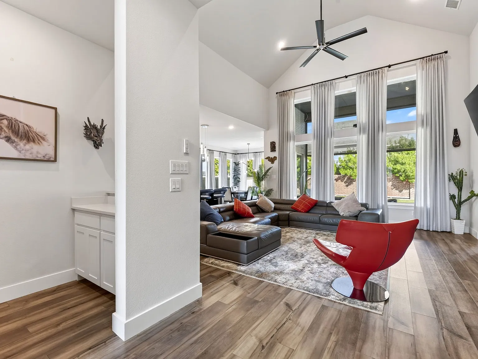5 bed, 4136 sqft, $6,500 — Photo 4