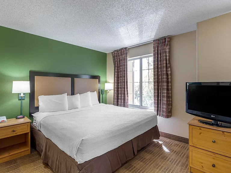 Deluxe Studio - 1 Queen Bed