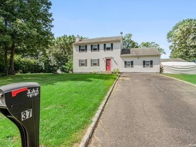 37 Moet Drive, Riverhead, NY, 11901