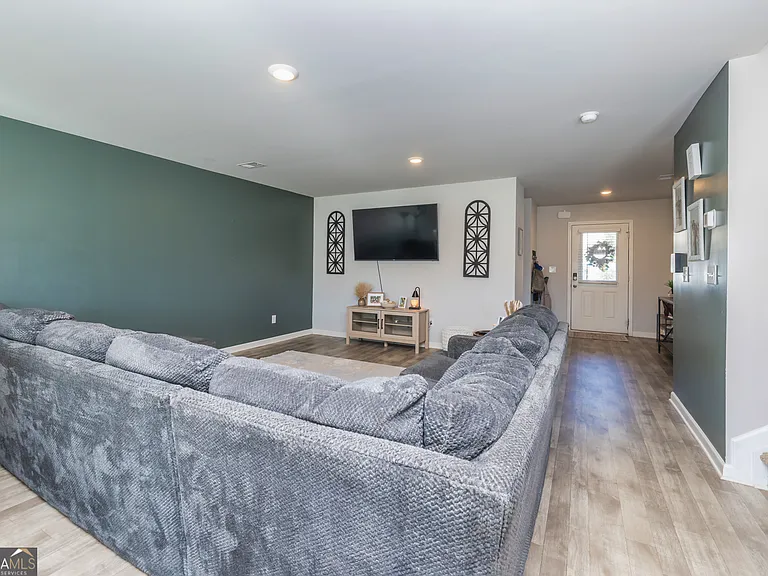 111 Tudor Way — Photo 8