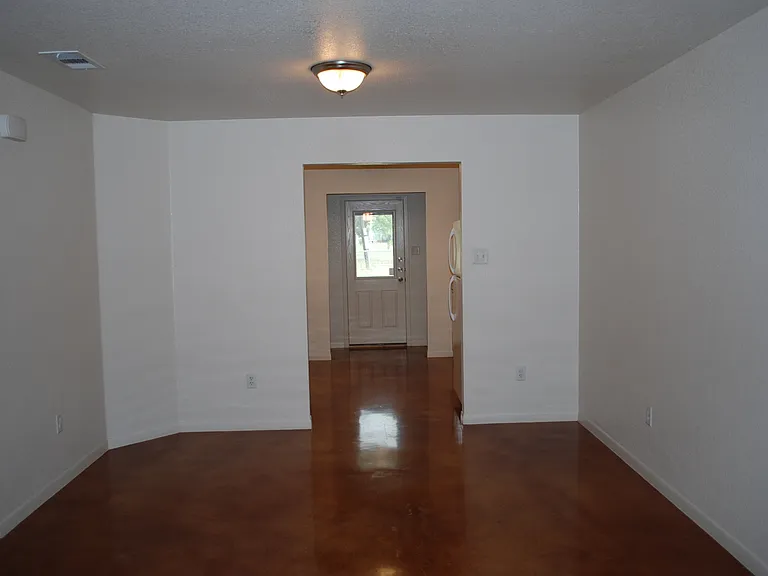 318 Elbert Ln — Photo 3