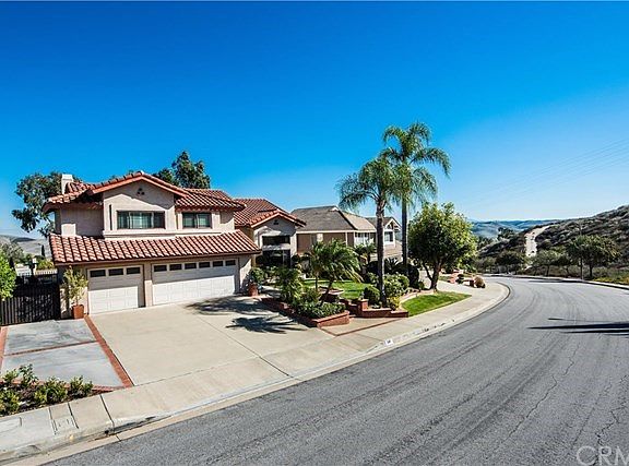 3rd image of 948 Summitridge Dr