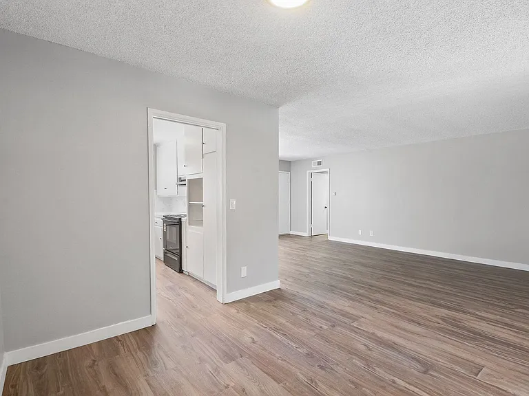 Cazador Court Apartments — Photo 10