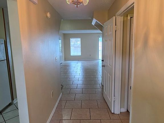 2nd image of 611 W Oak Terrace Dr