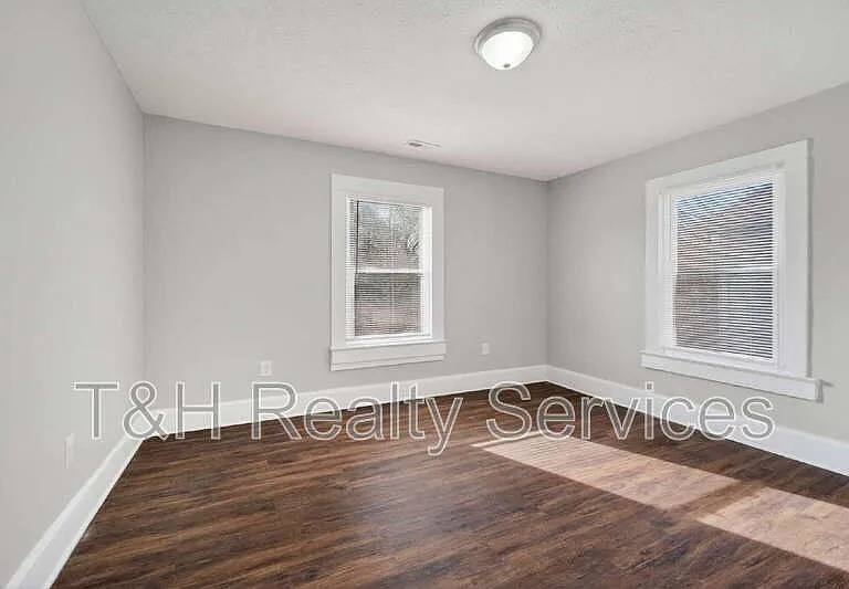 926 W 32nd St — Photo 25