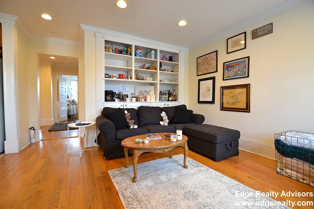 Building Photo - 14 Sutherland Rd #3