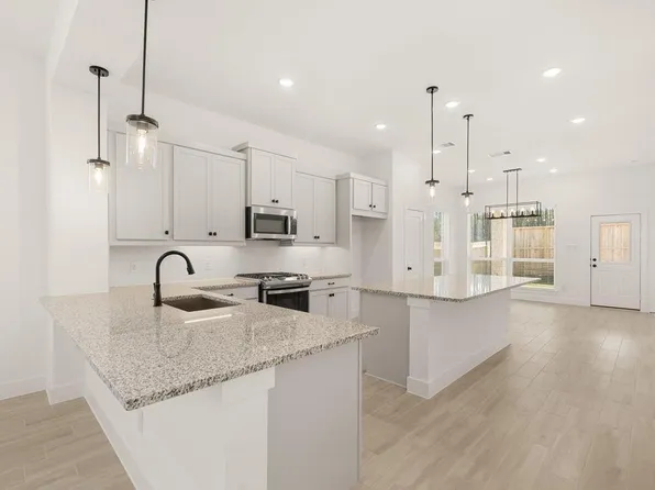 295 Mallards Rim Dr, Willis, TX 77318