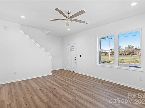 4th image of 1611 School Ave