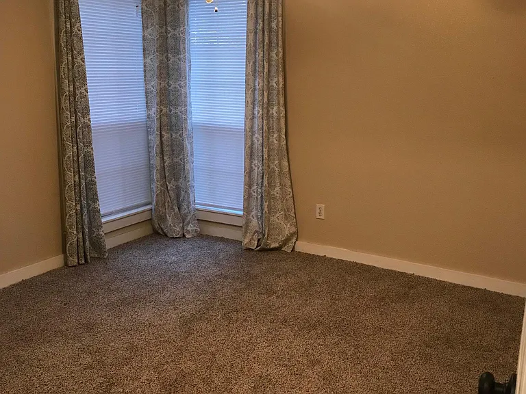 308 W Elm St — Photo 13