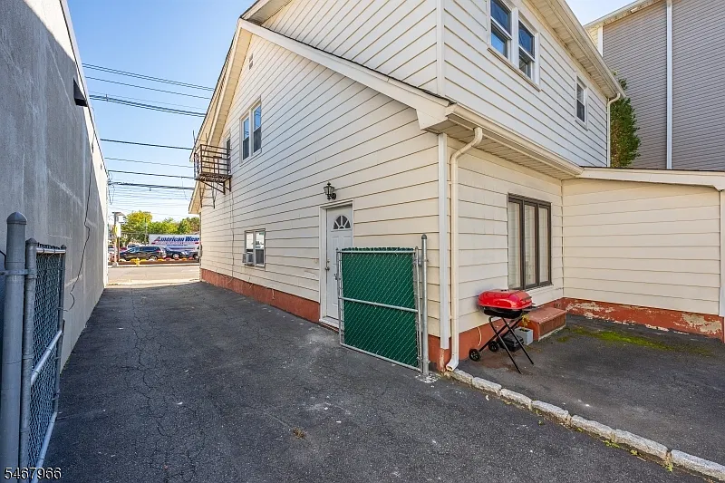 3 bed, 1.0 bath, 1200 sqft, $2,650 — Photo 4