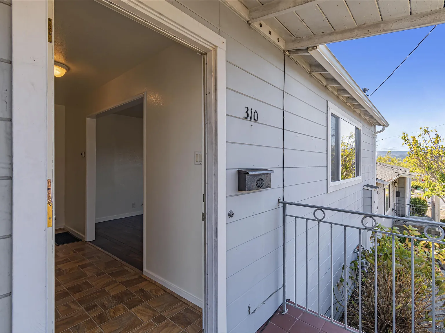 2 bed, 1.5 bath, 1050 sqft, $3,950 — Photo 2