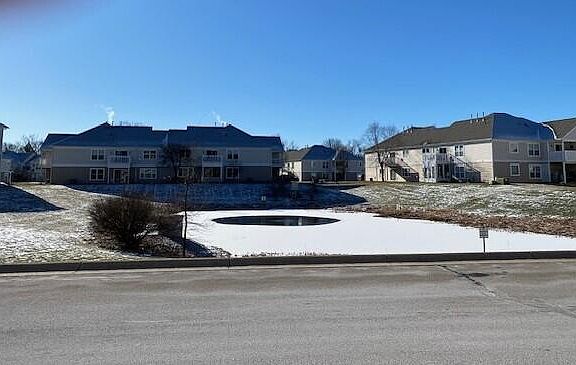 4th image of 530 Fieldstone Cir N