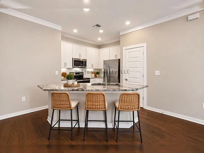 3 bed, 2.5 bath, 1849 sqft, $3,700 — Photo 4