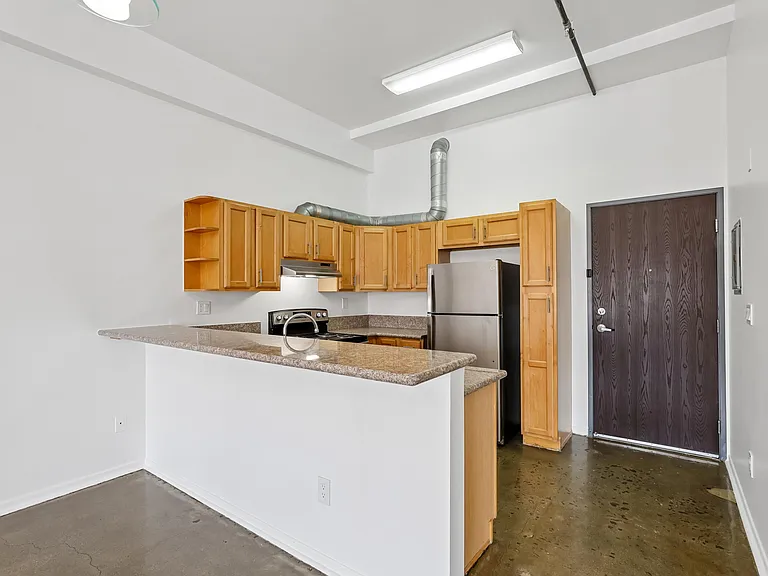 1725 W. 6th St — Photo 8