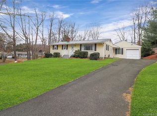 84 Shawnee Rd, Trumbull, CT 06611