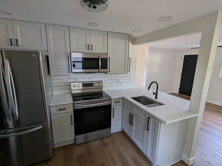 252 NE 4th St — Photo 3