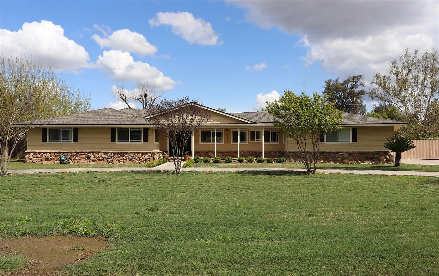 5747 E Waverly Ln photo 1