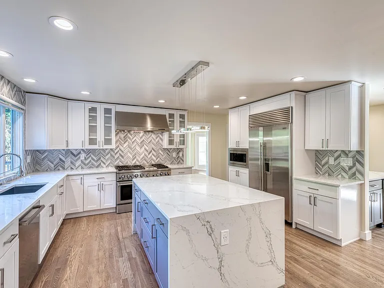 Stunning kitchen with quartz counter top and new kitchen cabinets