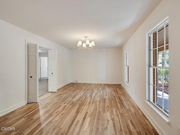 5th image of 295 Honeysuckle Ln
