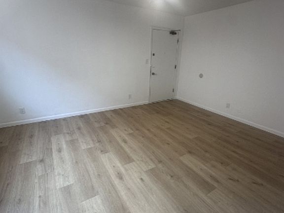 5th image of 17550 Lake Shore Blvd Unit 8