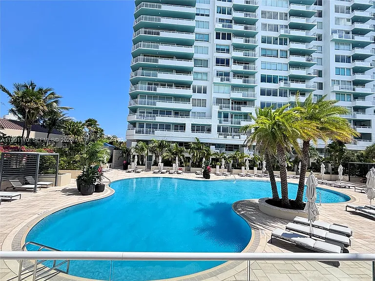 400 S Pointe Dr #408 — Photo 23