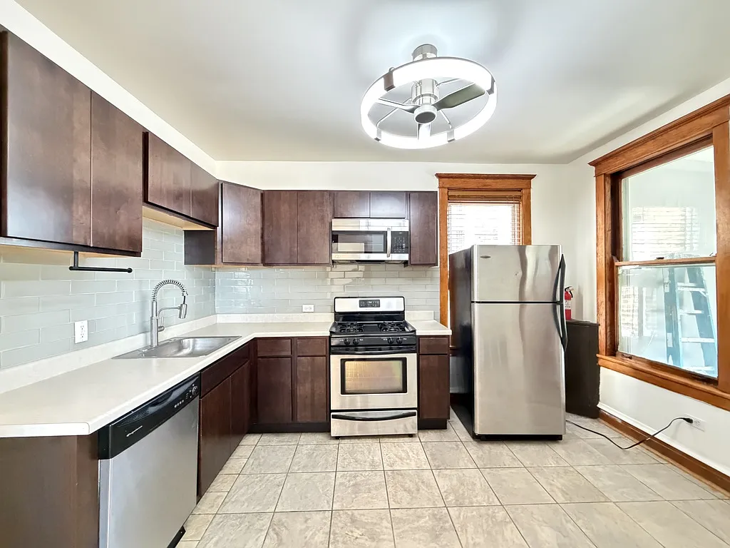 2 bed, 1200 sqft, $2,025 — Photo 3