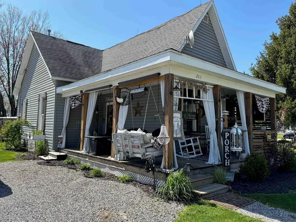 205 N Main St, Walton, IN 46994