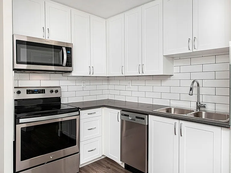 1140 Mary St N — Photo 4