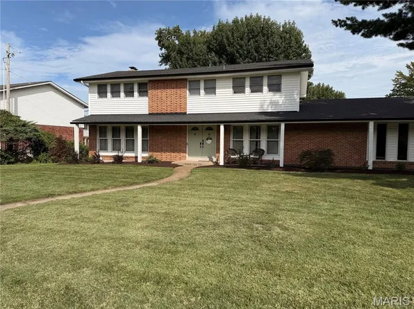 1 Oakland Hills Dr, Chesterfield, MO 63017