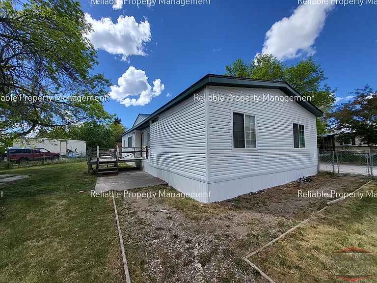 820 Stevens Dr — Photo 1