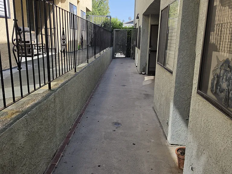 533 E Verdugo Ave — Photo 33