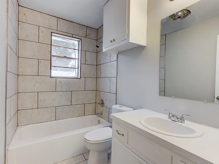 The Azalea: 1 & 2 Bedroom Apartments — Photo 17