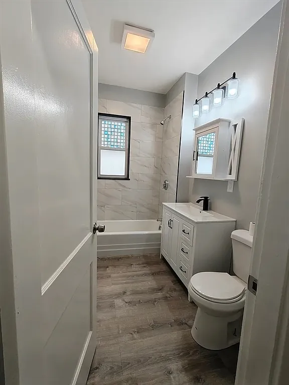 4 bed, 1.5 bath, 1600 sqft, $3,400 — Photo 2