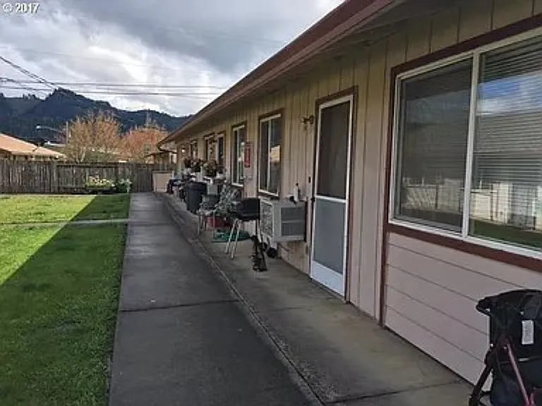 400-402 406 #408-410-412 — Photo 1