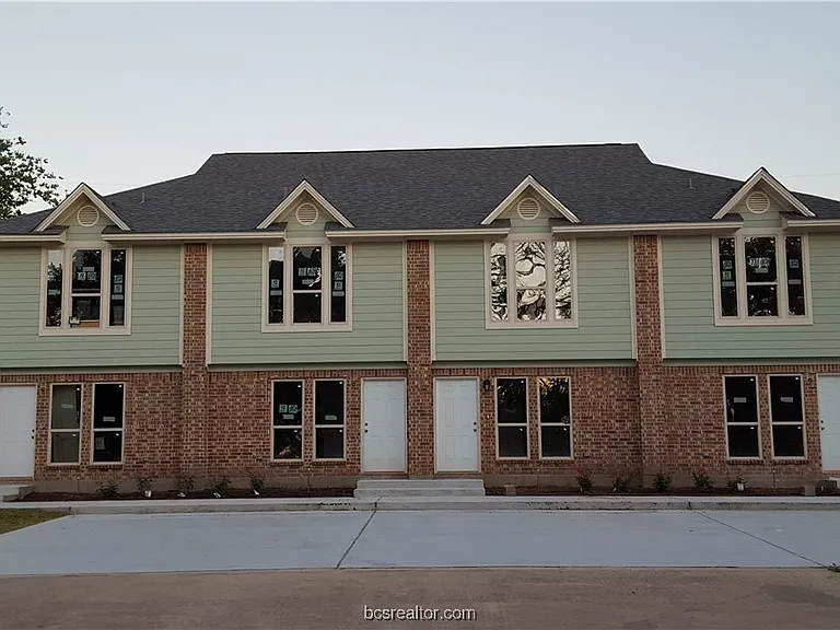 903 Balcones Dr #3-B — Photo 2