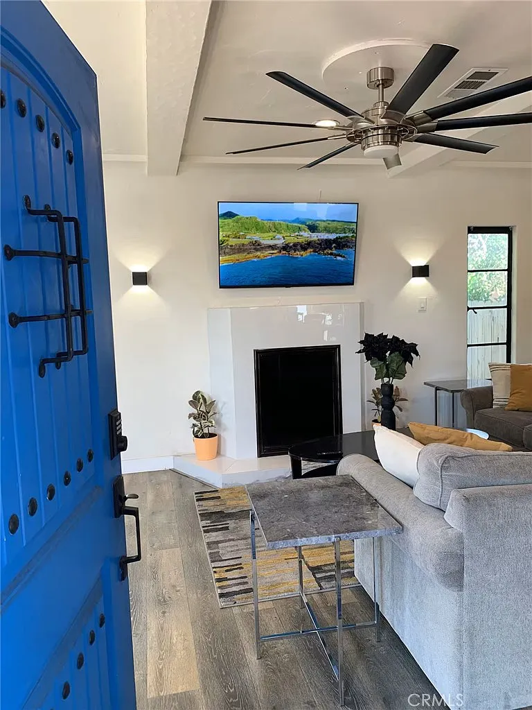 3 bed, 1330 sqft, $4,100 — Photo 3