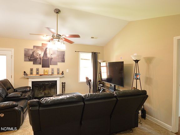 2nd image of 215 Parnell Rd