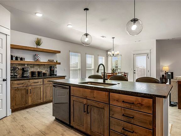 4th image of 637 Lewis St