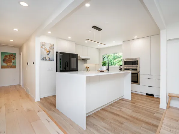 137 College Park Way, Pt Moody, BC V3H 1S5